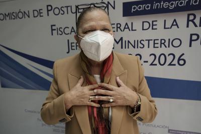 La procuradora general de Guatemala, Consuelo Porras, quien busca la reelección, habla con la prensa después de una entrevista con una comisión electoral en la Ciudad de Guatemala, el miércoles 6 de abril de 2022. (AP Foto/Moisés Castillo)