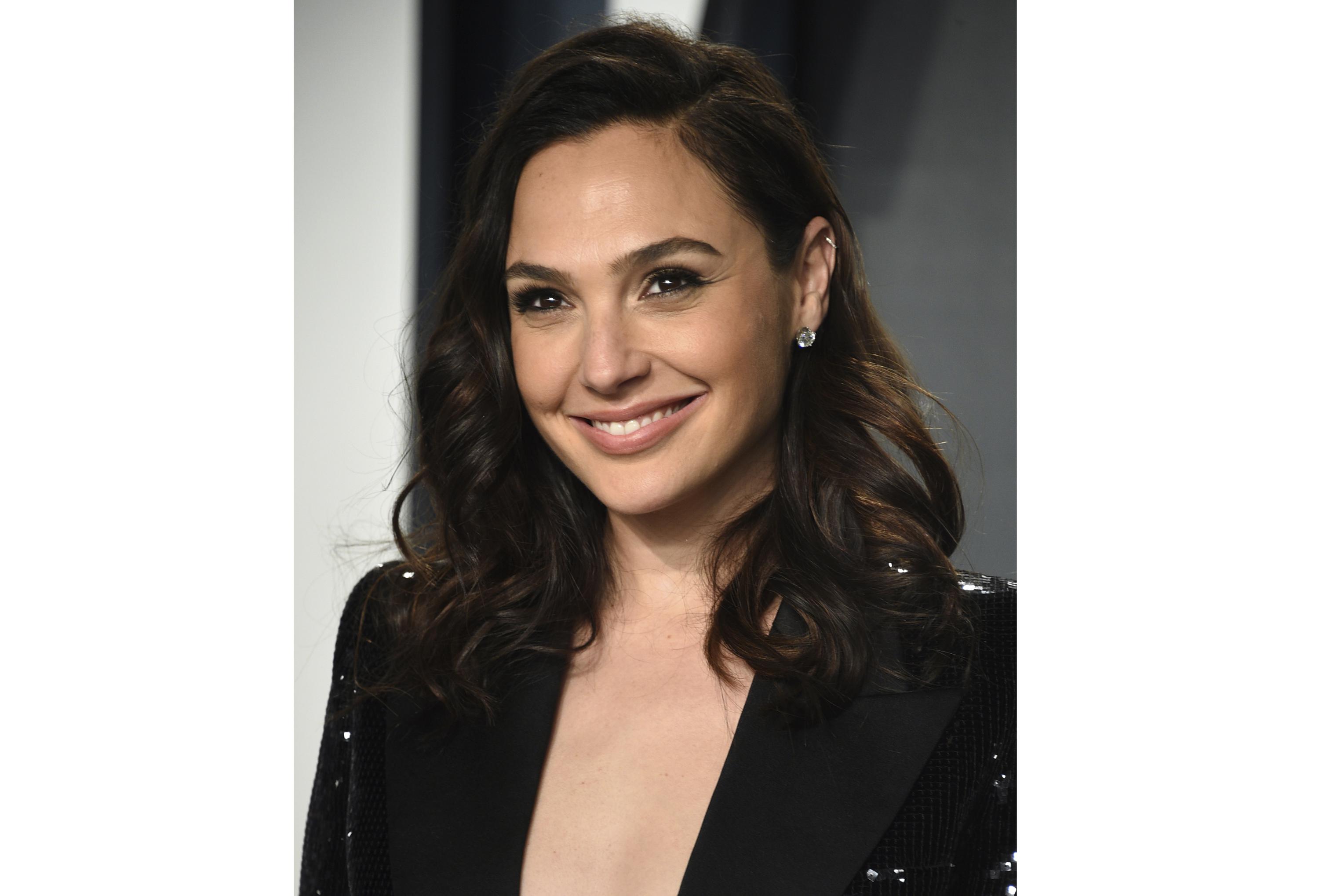 The Hollywood Handle on X: First look at Gal Gadot as Wonder