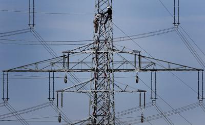 ARCHIVO - En esta foto de archivo del 11 de abril de 2011, empleados de la empresa energética alemana RWE trabajan en una torre de alta energía en Moers, Alemania. Casi 3 millones de trabajadores europeos no pueden pagar la calefacción de sus casas debido a los aumentos de las tarifas de energía, según un estudio realizado por una organización laboral publicado el miércoles 22 de septiembre de 2021. (AP Foto/Frank Augstein, File)