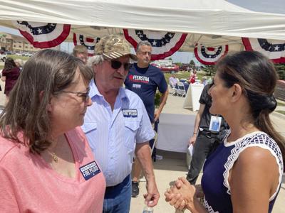 La exembajadora de EEUU ante la ONU Nikki Haley (der.), potencial candidata a la presidencia en el 2024, conversa con agricultoras en un acto en Sioux County (Iowa) el 30 de junio del 2022. Donald Trump luce cada vez más vulnerable y muchos políticos republicanos contemplan una posible candidatura a la presidencia incluso si Trump se postula. (AP Photo/Tom Beaumont)