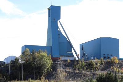 La foto muestra la mina Totten cerca de Sudbury, Ontario, Canadá, 27 de setiembre de 2021. Una empresa minera dice que los 39 trabajadores atrapados en la mina bajo tierra han sido rescatados, (Gino Donato /The Canadian Press via AP)