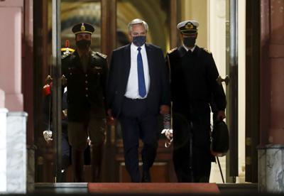 El presidente de Argentina, Alberto Fernández, al centro, sale de la casa de gobierno el miércoles 15 de septiembre de 2021, en Buenos Aires, Argentina. (AP Foto/Marcos Brindicci)