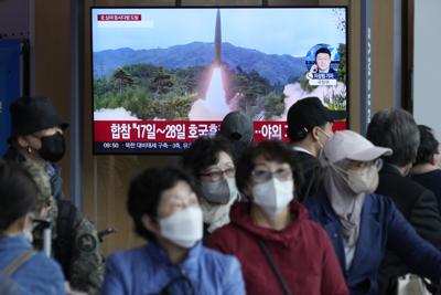 ARCHIVO - Una pantalla de televisión muestra imágenes del lanzamiento de un misil por Corea del Norte ´durante un programa noticioso en Seúl, Corea del Sur, el 14 de octubre del 2022. (AP Foto/Ahn Young-joon)