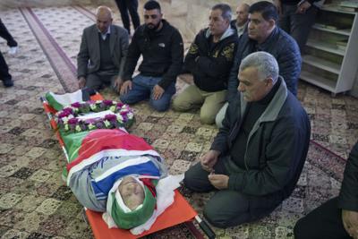 Dolientes rezando junto al cuerpo de Omar Asaad en una mezquita durante su funeral en el poblado cisjordano de Jiljiliya, al norte de Ramala, el jueves 13 de enero de 2022. (AP Foto/Nasser Nasser)