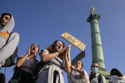 Ambientalistas realizan una protesta en la Plaza de la Bastilla el viernes 25 de marzo de 2022 en París, (AP Foto/Michel Euler)