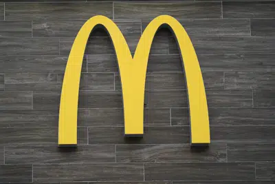 El logo de McDonald's en uno de sus locales en Havertown, Pensilvania, el 26 de abril de 2022. (Foto AP /Matt Rourke)