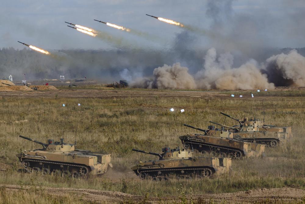 ARCHIVO - En esta foto publicada por el Servicio de Prensa del Ministerio de Defensa de Rusia, una vista del ejercicio estratégico conjunto de las fuerzas armadas de la Federación Rusa y la República de Bielorrusia Zapad-2021 en el campo de entrenamiento de Mulino en la región de Nizhny Novgorod, Rusia. el 11 de septiembre de 2021. Las demandas actuales de Rusia se basan en el supuesto sentido de agravio de Putin y su rechazo a Ucrania y Bielorrusia como países verdaderamente separados y soberanos, pero más bien como parte de una patria lingüística y ortodoxa rusa.  (Vadim Savitskiy/Servicio de Prensa del Ministerio de Defensa Ruso vía AP, Archivo)