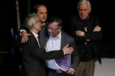 El presidente electo de Colombia, Gustavo Petro, y Francisco de Roux, presidente de la Comisión de la Verdad, se abrazan durante la ceremonia de presentación del informe final sobre el conflicto interno de Colombia, en Bogotá el martes 28 de junio de 2022. (AP Foto/Iván Valencia)