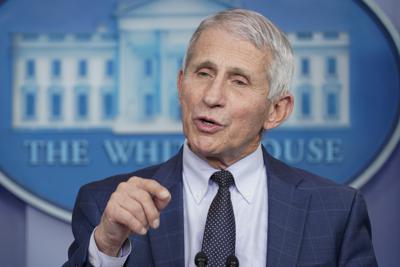 ARCHIVO - El doctor Anthony Fauci habla durante una conferencia de prensa en la Casa Blanca el 1 de diciembre de 2021. La variante ómicron del coronavirus “está propagándose por todo el mundo”, dijo el 19 de diciembre el asesor médico de la Casa Blanca, y el presidente Joe Biden planea emitir “una cryda advertencia sore lo que será el invierno” para los estadounidenses no vacunados. (AP Foto/Susan Walsh, archivo)