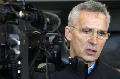 El secretario general de la OTAN  Jens Stoltenberg en la base aérea Lask en Polonia, el 1 de marzo de 2022.   (Foto AP/Czarek Sokolowski)