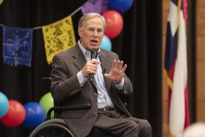 El gobernador de Texas, Greg Abbott, habla sobre una variedad de asuntos como un muro en la frontera, alambre de púas, teoría racial crítica, leyes electorales y otras en la Asamblea Nacional Hispana Republicana en Midland, Texas, EEUU. (Jacob Ford/Odessa American via AP)