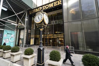 Un peatón pasa por barricadas de seguridad frente a la Torre Trump, el 17 de febrero de 2021, en Nueva York. La compañía de Donald Trump ha asegurado un préstamo para su Torre Trump en Nueva York a pesar de que los bancos cortaron lazos con ella hace un año, la última de varias victorias financieras para el ex presidente que sugiere que podría oponerse a una reacción comercial tras los disturbios en el Capitolio. (AP Photo/John Minchillo, Archivo)