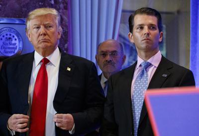 ARCHIVO - Esta fotografía del 11 de enero de 2017 muestra al presidente electo Donald Trump, izquierda, a su director de finanzas Allen Weisselberg, al centro, y a su hijo Donald Trump Jr., derecha, en una conferencia de prensa en el vestíbulo de la Trump Tower, en Nueva York. (AP Foto/Evan Vucci, archivo)