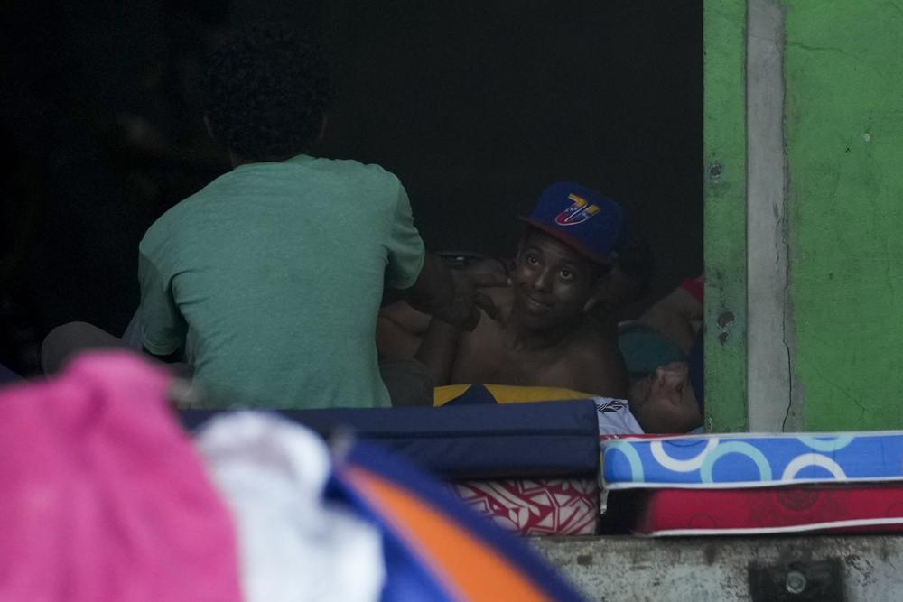 Migrantes venezolanos esperan en un albergue temporal en Ciudad de Panamá, el martes 25 de octubre de 2022. (Foto AP/Arnulfo Franco)