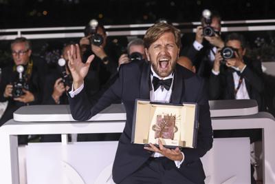 El guionista y director Ruben Ostlund, ganador de la Palma de Oro por 'Triángulo de la tristeza', posa para los fotógrafos durante el photocall posterior a la ceremonia de entrega de premios en el 75º festival internacional de cine, Cannes, sur de Francia, el sábado 28 de mayo de 2022. (Foto por Vianney Le Caer/Invision/AP)