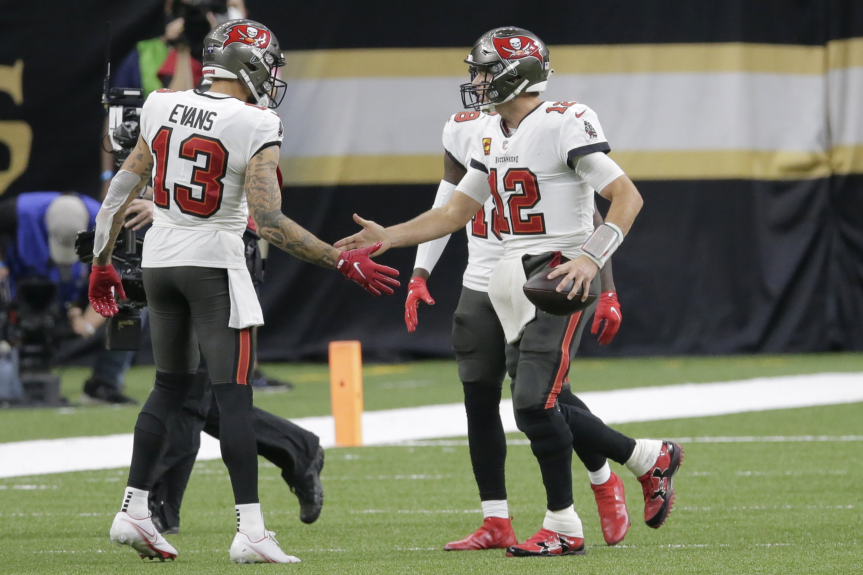All eyes on QBs as Packers host Bucs for NFC championship | AP News
