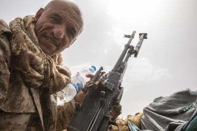 El comandante yemenita Nasser al-Zubiani en el frente de batalla cerca de Marib, Yemen, el 19 de junio del 2021. (AP foto/Nariman El-Mofty)