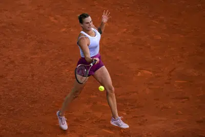 La bielorrusa Aryna Sabalenka devuelve la pelota a Iga Swiatek de Polonia durante su partido final femenino en el torneo de tenis Madrid Open en Madrid, España, el sábado 6 de mayo de 2023. (AP Foto/Manu Fernández)