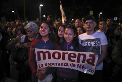 Simpatizantes del candidato presidencial Andrés Manuel López Obrador, del partido Movimiento de Regeneración Nacional (Morena), esperan su arribo a un mitin en el zócalo, la principal explanada de Ciudad de México, el 1 de julio de 2018. (AP Foto/Emilio Espejel, File)