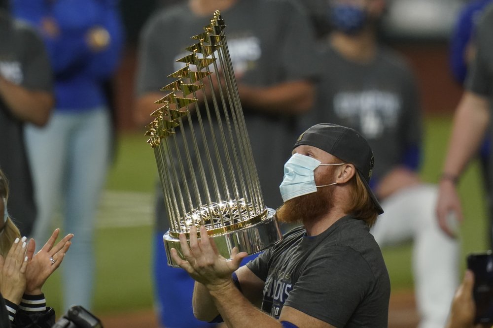 El antesalista de los Dodgers de Los Ángeles, Justin Turner, celebra con el trofeo después de derrotar a los Rays de Tampa Bay 3-1 para ganar la Serie Mundial de MLB en el Juego 6.