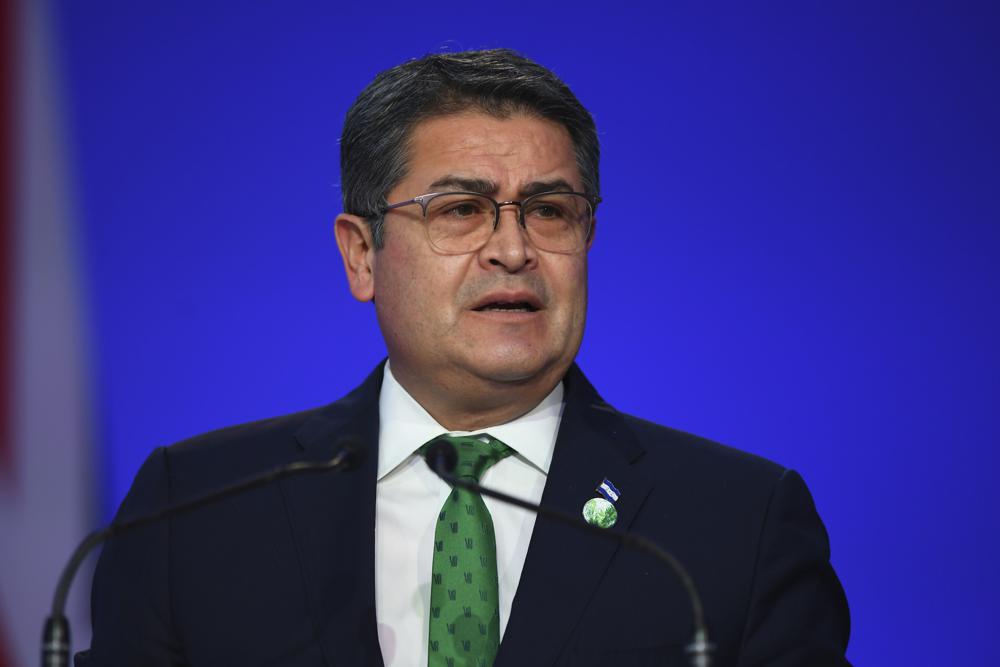El presidente de Honduras, Juan Orlando Hernández, habla durante la inauguración de la cumbre sobre el cambio climático de la ONU COP26 en Glasgow, Escocia, el lunes 1 de noviembre de 2021. (Andy Buchanan / Pool vía AP)