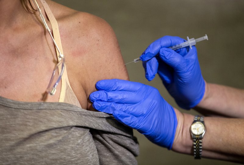 美国4人接种两剂新冠疫苗后检测呈阳性。（图源：美联社）