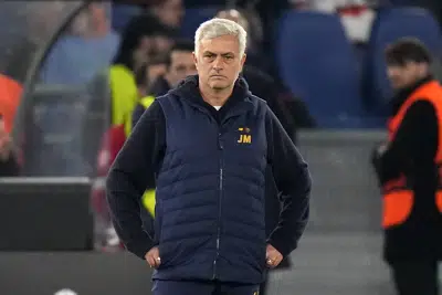 El entrenador de la Roma, José Mourinho, observa durante el partido de vuelta de los cuartos de final de la Europa League entre la Roma y el Feyenoord en el Estadio Olímpico de Roma, Italia, el jueves 20 de abril de 2023. (AP Photo/Alessandra Tarantino)