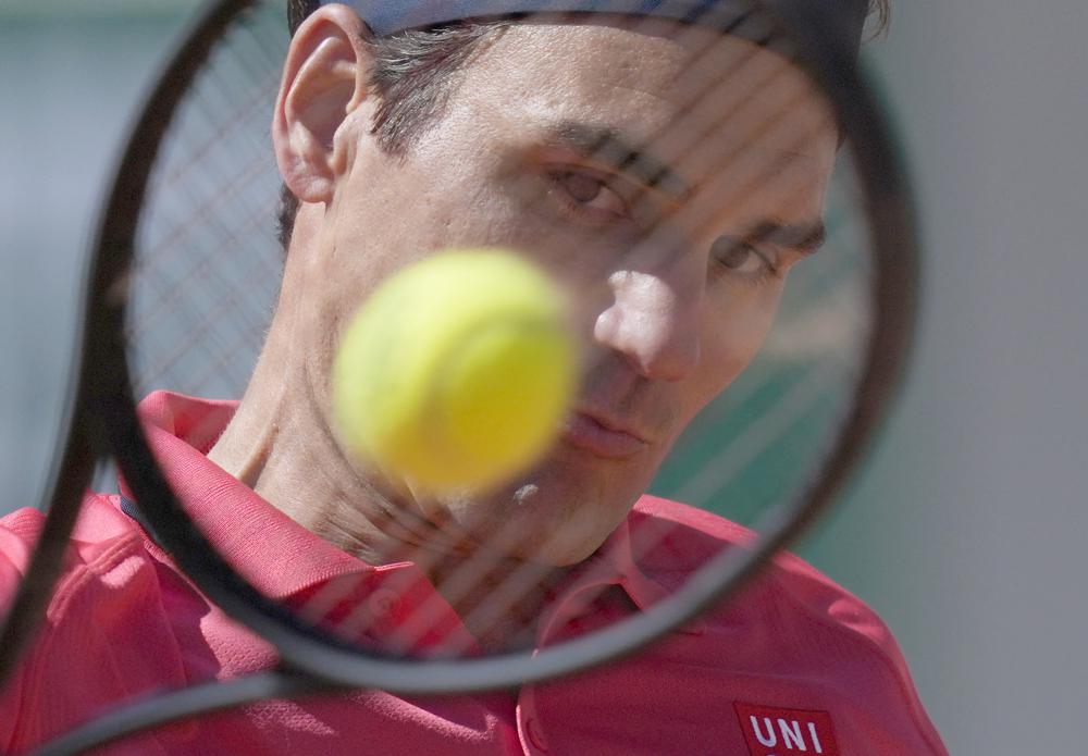El suizo Roger Federer juega un regreso ante Denis Istomin de Uzbekistán durante su partido de primera ronda en el segundo día del torneo de tenis Abierto de Francia en Roland Garros en París, Francia, el lunes 31 de mayo de 2021 (AP Photo / Thibault Camus).