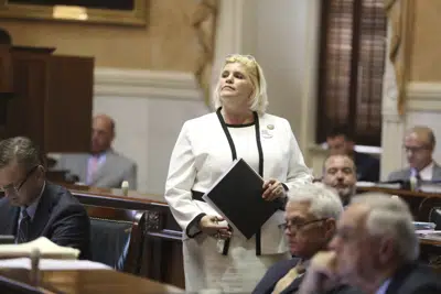 Penry Gustafson, senadora republicana de Carolina del Sur por Camden, regresa a su escaño tras un discurso en un debate del Senado sobre una estricta ley antiaborto, el martes 23 de mayo de 2023, en Columbia. (AP Foto/Jeffrey Collins)