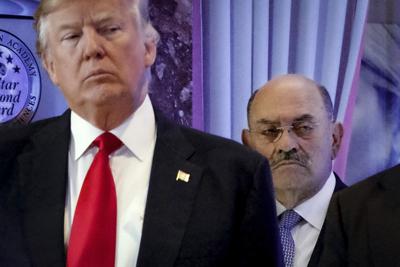 ARCHIVO - Allen Weisselberg, derecha, parado detrás del entonces presidente electo Donald Trumpr en una conferencia de prensa en el vestíbulo de la Rump Tower en Nueva York el 11 de enero del 2017.  Weisselberg, principal funcionario financiero de Trump, iba a declararse culpable el 18 de agosto del 222 de violaciones de impuestos en un acuerdo que requiere que declararse sobre las prácticas de negocios en la compañía del expresidente. (AP Foto/Evan Vucci)