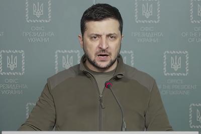 En esta imagen del video proporcionado por la Oficina de Prensa Presidencial de Ucrania y publicado en Facebook el martes 15 de marzo de 2022, el presidente ucraniano Volodymyr Zelenskyy habla en Kiev, Ucrania. (Oficina de Prensa Presidencial de Ucrania vía AP)