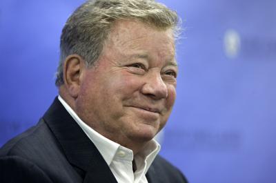 ARCHIVO - En esta foto del 6 de mayo de 2018, el actor William Shatner responde preguntas de periodistas tras pronunciar un discurso en la ceremonia de graduación del New England Institute of Technology en Providence, Rhode Island. El Capitán Kirk de “Star Trek” se lanzará al espacio para ir a donde ningún otro actor de ciencia ficción ha ido. La compañía de viajes espaciales de Jeff Bezos, Blue Origin, anunció el lunes 4 de octubre de 2021 que Shatner despegará desde el oeste de Texas el 12 de octubre. (AP Foto/Steven Senne, Archivo)
