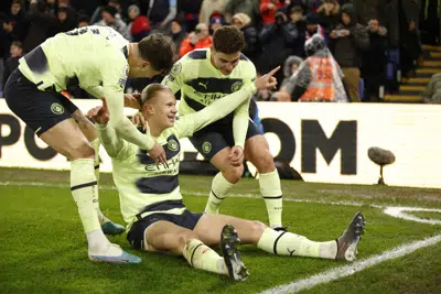 Erling Haaland, del Manchester City, celebra después de anotar el primer gol de su equipo durante el partido de fútbol de la Premier League inglesa entre el Crystal Palace y el Manchester City en el estadio Selhurst Park, en Londres, el sábado 11 de marzo de 2023. (AP Photo/David Cliff)