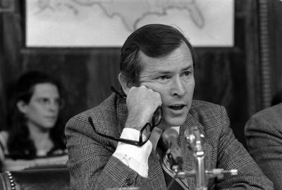 El senador Howard Baker fotografiado durante las audiencias de Watergate en Washington el 18 de mayo de 1973. Baker fue el republicano que ayudó a destapar la olla del escándalo de Watergate. "No hay ningún Baker en el horizonte", dice un historiador, aludiendo a que el Partido Republicano apoya todas las denuncias falsas de Donald Trump acerca de las elecciones del 2020 y la insurrección del 6 de enero del 2021. (AP Photo)