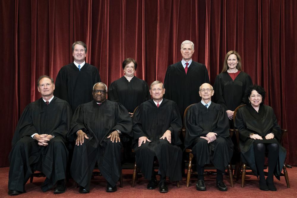 ARCHIVO - Miembros de la Corte Suprema posan para una foto grupal en la Corte Suprema en Washington, el 23 de abril de 2021. Sentados desde la izquierda están el juez asociado Samuel Alito, el juez asociado Clarence Thomas, el presidente del Tribunal Supremo John Roberts, el juez asociado Stephen Breyer y el juez asociado Sonia Sotomayor, De pie desde la izquierda están el juez asociado Brett Kavanaugh, la jueza asociada Elena Kagan, el juez asociado Neil Gorsuch y la jueza asociada Amy Coney Barrett.  La Corte Suprema puso fin a las protecciones constitucionales para el aborto que habían estado vigentes durante casi 50 años, una decisión de su mayoría conservadora de anular los casos de aborto históricos de la corte.  (Erin Schaff/The New York Times vía AP, Pool, Archivo)