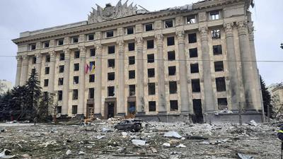 En esta imagen, distribuida por el Servicio de Emergencia de Ucrania se muestra el dañado edificio del ayuntamiento de Járkiv, en Ucrania, el 1 de marzo de 2022. (Servicio de Emergencia de Ucrania vía AP)