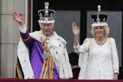El rey Carlos III y la reina Camilla de Gran Bretaña saludan a la multitud desde el balcón del Palacio de Buckingham después de la ceremonia de coronación en Londres, el sábado 6 de mayo de 2023. (AP Photo/Frank Augstein)
