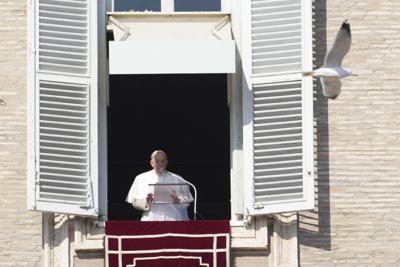 El papa Francisco se dirige a los fieles desde la ventana de su estudio, el domingo 6 de febrero de 2022, en la Plaza de San Pedro, en el Vaticano. (AP Foto/Gregorio Borgia)