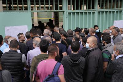 Gente haciendo fila para votar en elecciones parlamentarias en Beirut, Líbano, el domingo 15 de mayo de 2022. (AP Foto/Hussein Malla)