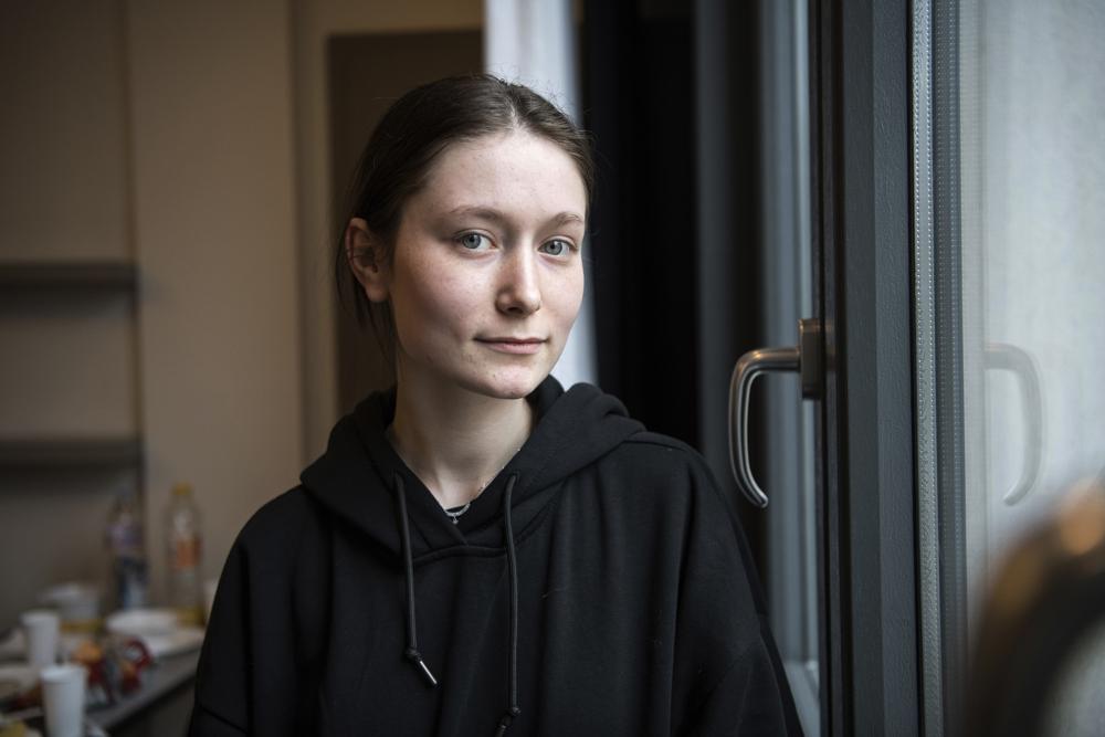Shoshana Khusid, lat 18, z sierocińca w Odessie na Ukrainie, pozuje do zdjęcia po przybyciu do hotelu w Berlinie, piątek, 4 marca 2022 r. Ponad 100 żydowskich dzieci uchodźców, które zostały ewakuowane z domu opieki zastępczej na rozdartej wojną Ukrainie i przejechały autobusem przez Europę, przybyło do Berlina. (AP Photo/Steffi Loos)