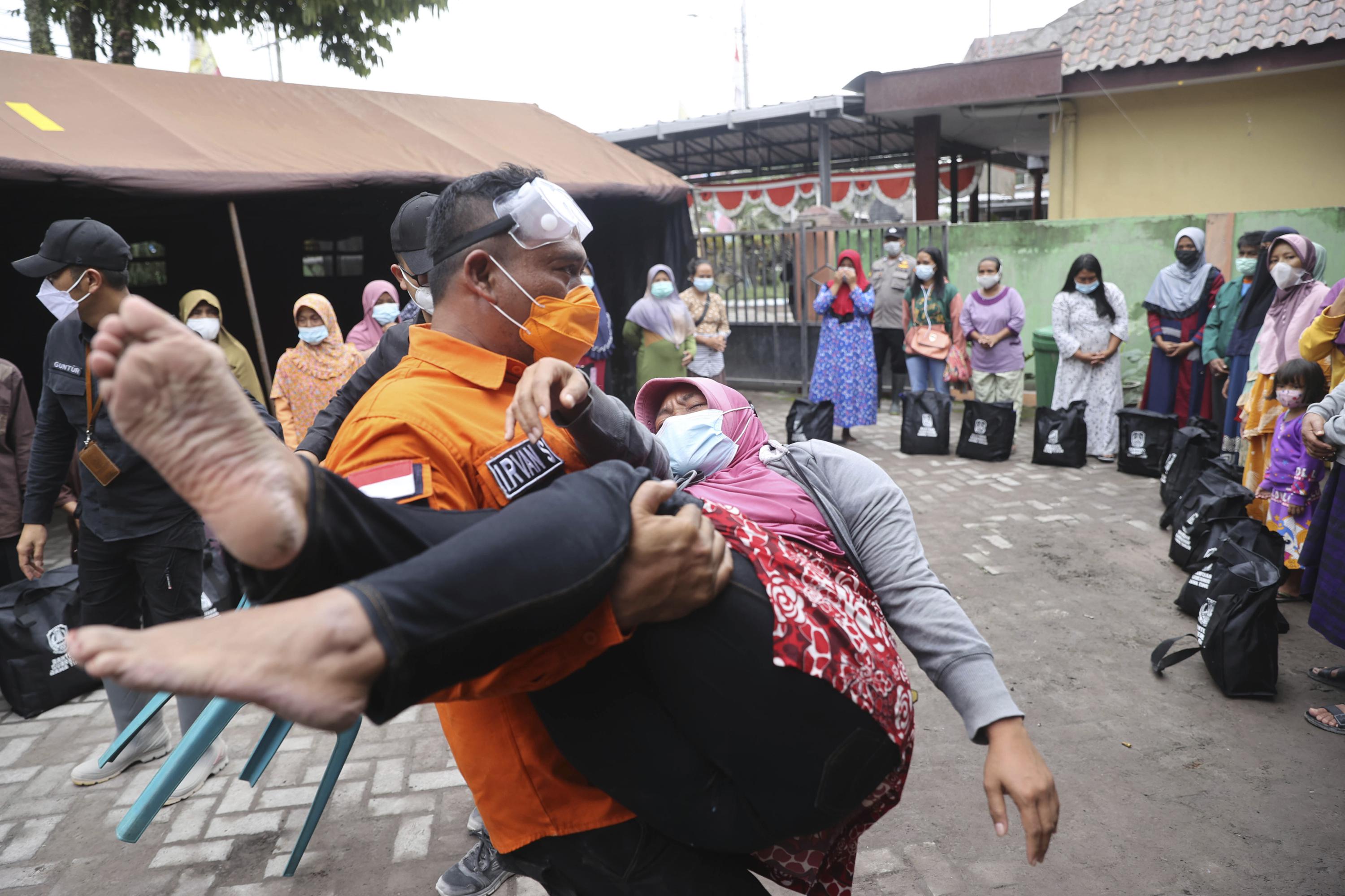 smoldering-debris-mud-hinder-indonesia-volcano-rescue-ap-news