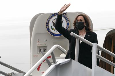 La vicepresidenta de Estados Unidos Kamala Harris aborda el avión vicepresidencial el martes 8 de junio de 2021 rumbo a Washington desde la Ciudad de México para concluir su primera gira internacional en el cargo. (AP Foto/Jacquelyn Martin)