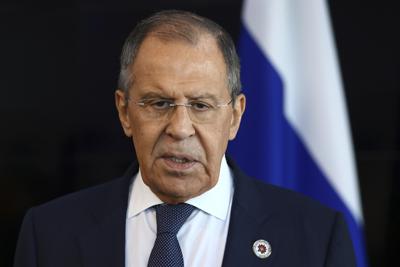 El ministro ruso de Exteriores, Sergey Lavrov, habla con periodistas rusos tras la cumbre de la Zona comercial ASEAN Australia-Nueva Zelanda en Nom Pen, Camboya, el 13 de noviembre de 2022. (Foto, servicio de prensa del Ministerio de Exteriores de Rusia vía AP, Archivo)