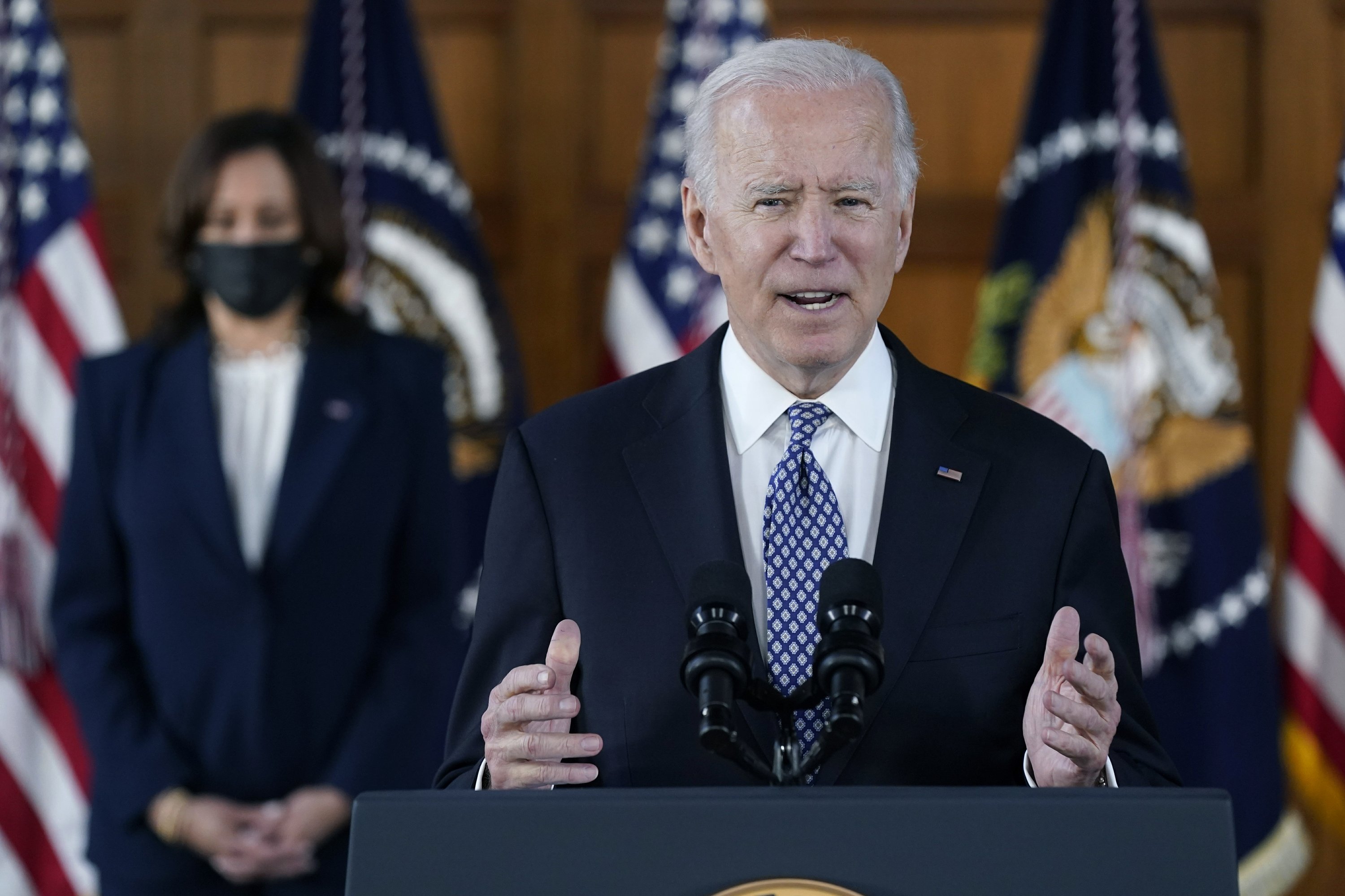 Biden stumbles while boarding Air Force One