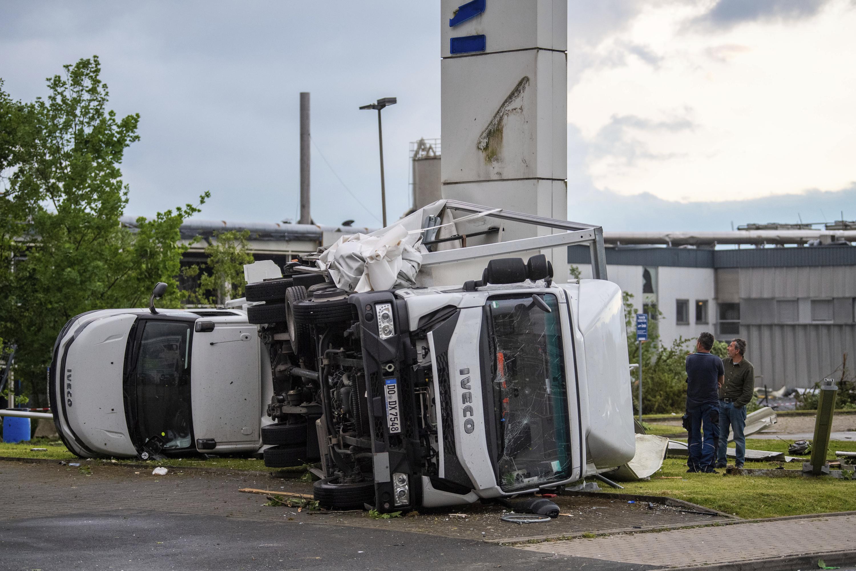 إعصار يضرب بلدة في غرب ألمانيا ؛  عشرات الجرحى