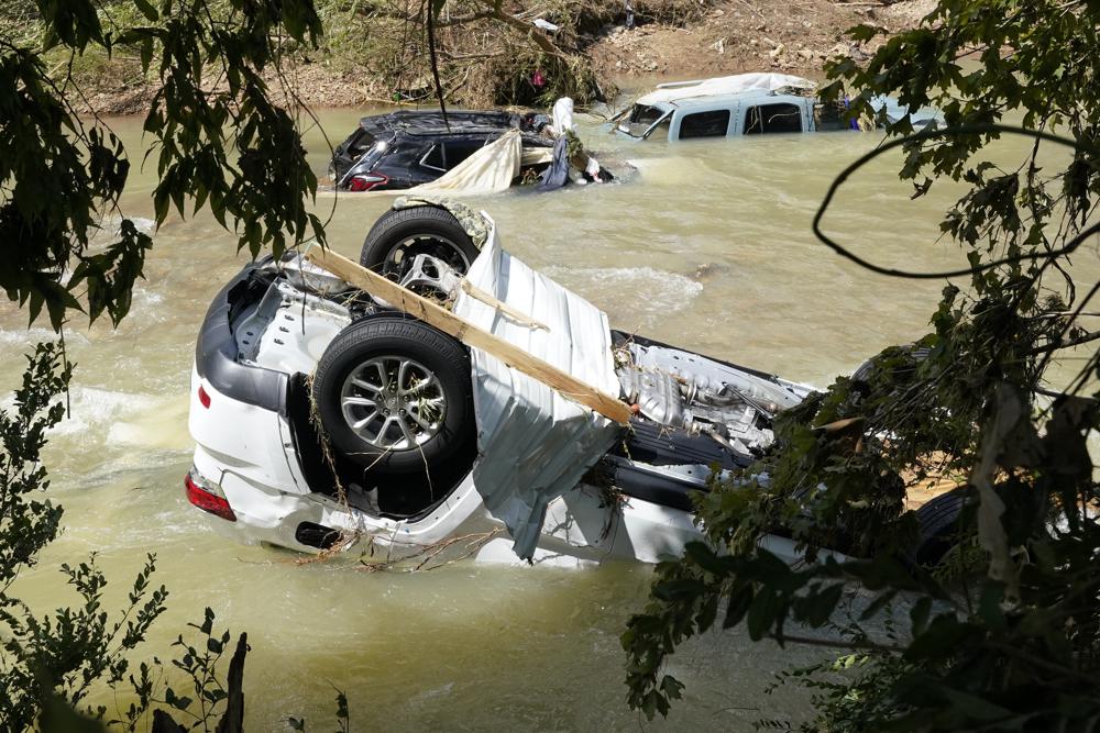 Fahrzeuge kommen am Sonntag, 22. August 2021, in Waverly, Tennessee, in einem Bach zur Ruhe. Heftige Regenfälle haben am Samstag in Middle Tennessee Überschwemmungen verursacht und zu mehreren Todesfällen geführt, als Häuser und Landstraßen weggespült wurden. (AP Foto/Mark Humphrey)