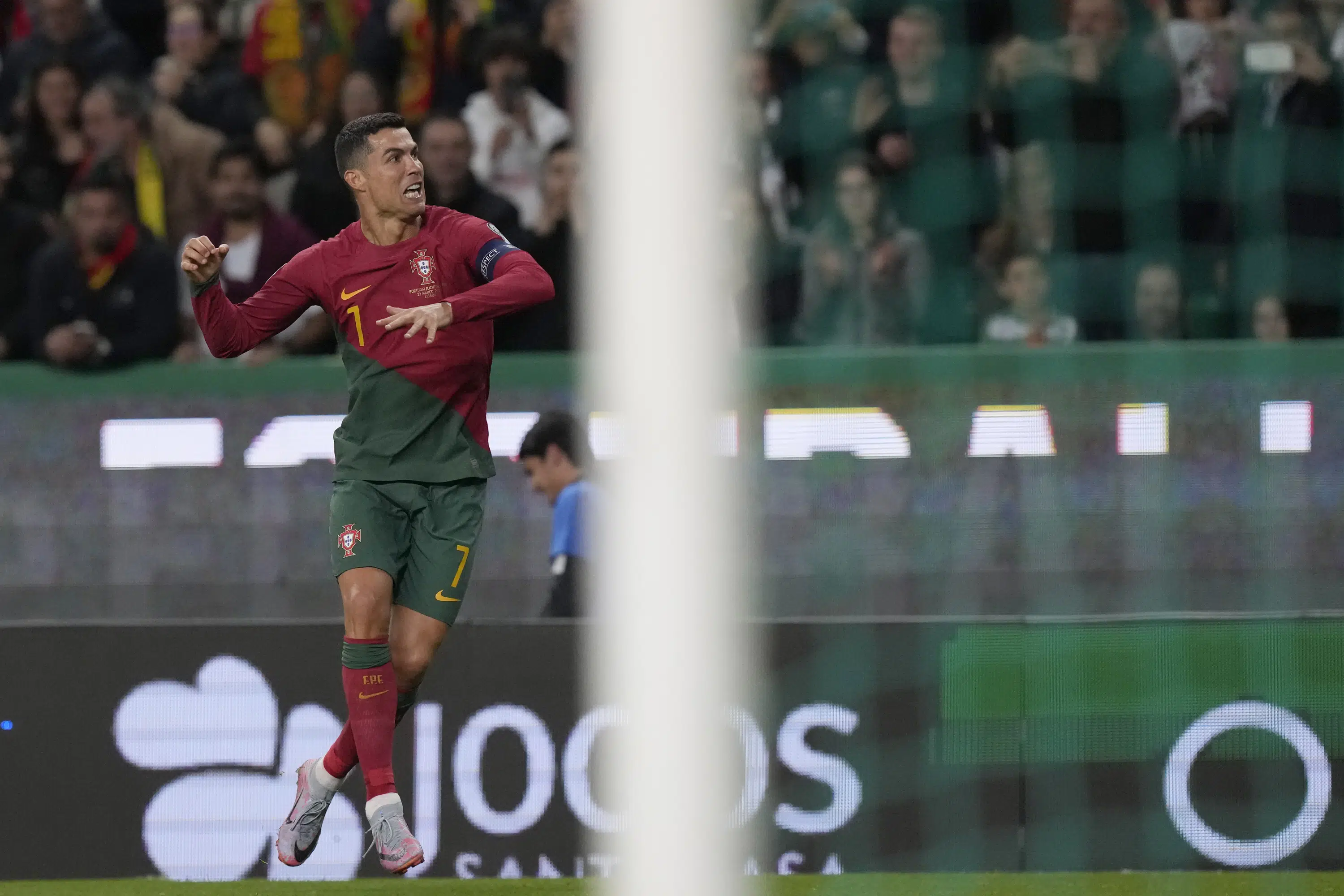 Ronaldo bate recorde de mais jogos, Portugal vence