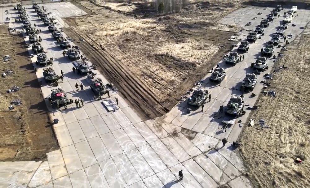 ARCHIVO - Esta foto tomada de un video distribuido por el Servicio de Prensa del Ministerio de Defensa de Rusia muestra vehículos militares rusos moviéndose durante ejercicios en Crimea el 22 de abril de 2021. países independientes y soberanos, sino más bien como parte de una patria ortodoxa y lingüística rusa.  (Servicio de Prensa del Ministerio de Defensa Ruso vía AP, Archivo)