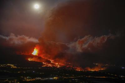 En esta imagen de archivo, tomada el 20 de septiembre de 2021, la lava emana de un volcán durante una erupción, cerca de El Paso, en la isla de La Palma, en Canarias, España. (Kike Rincon/Europa Press vía AP, archivo)