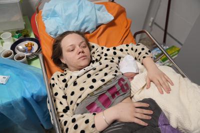Mariana Vishegirskaya yace en una cama de hospital después de dar a luz a su hija Veronika, en Mariupol, Ucrania, el viernes 11 de marzo de 2022. Vishegirskaya sobrevivió al ataque aéreo ruso contra un hospital infantil y de maternidad en Mariupol el miércoles pasado. (AP Foto/Evgeniy Maloletka)